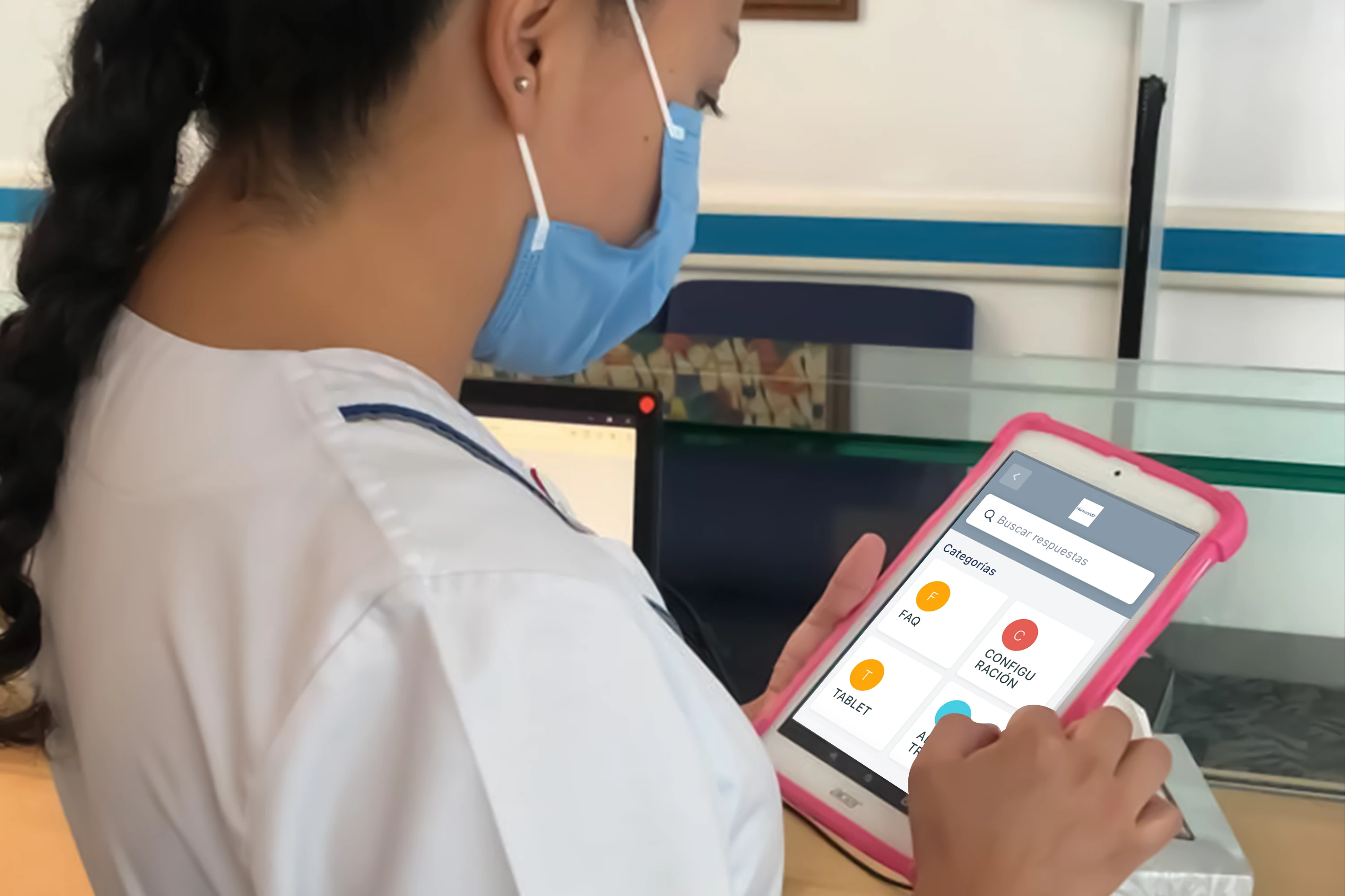 Personal clínico usando HarmoniMD en una tablet